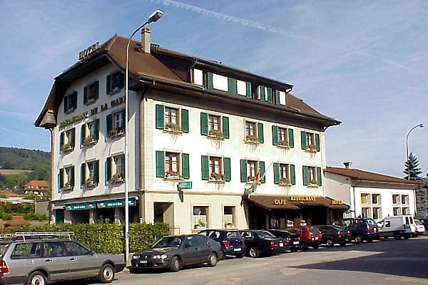 Façade de l'Hôtel de la Gare de Moudon au crépuscule